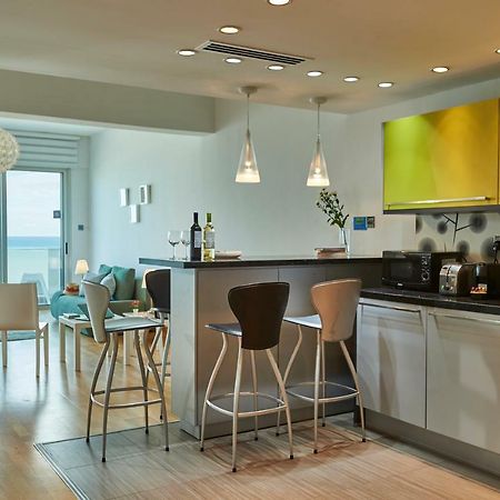Finikoudes Luxury Apartments Larnaca Bagian luar foto