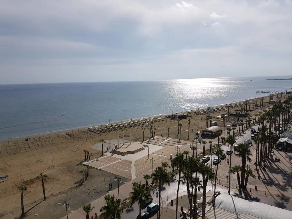 Finikoudes Luxury Apartments Larnaca Bagian luar foto