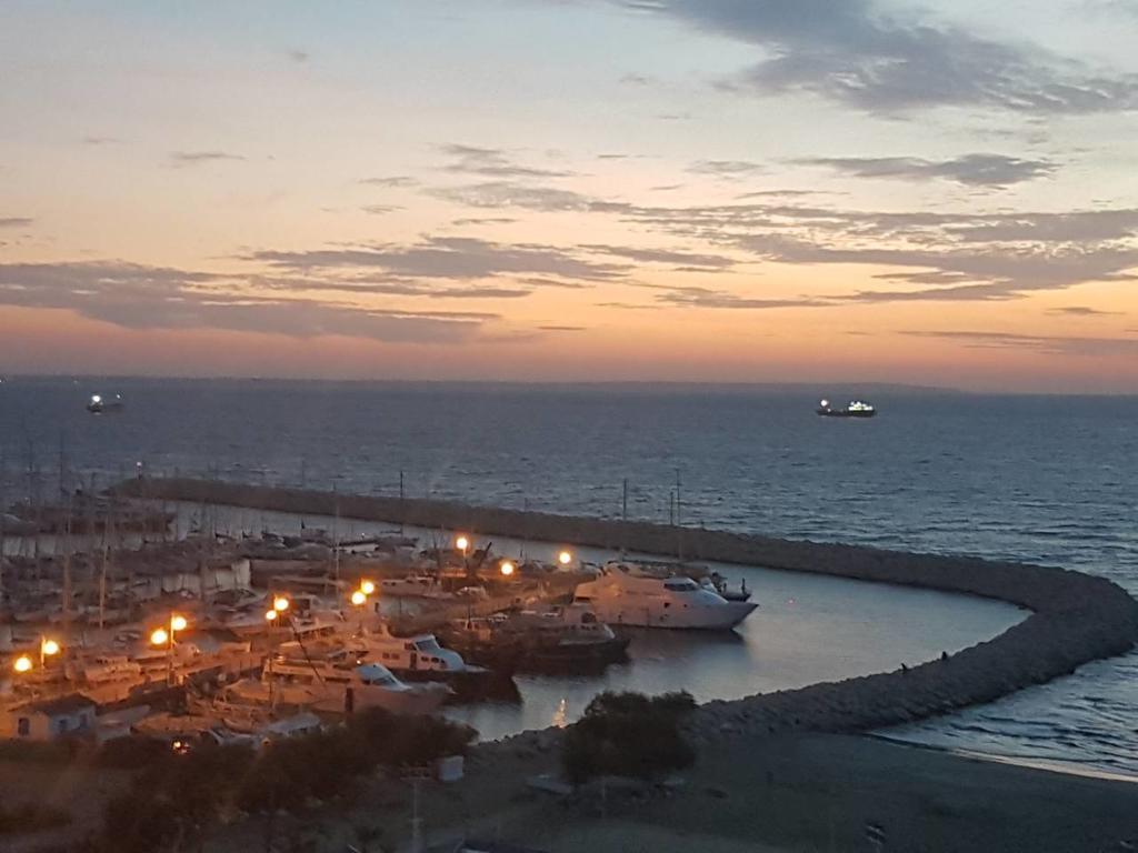 Finikoudes Luxury Apartments Larnaca Bagian luar foto