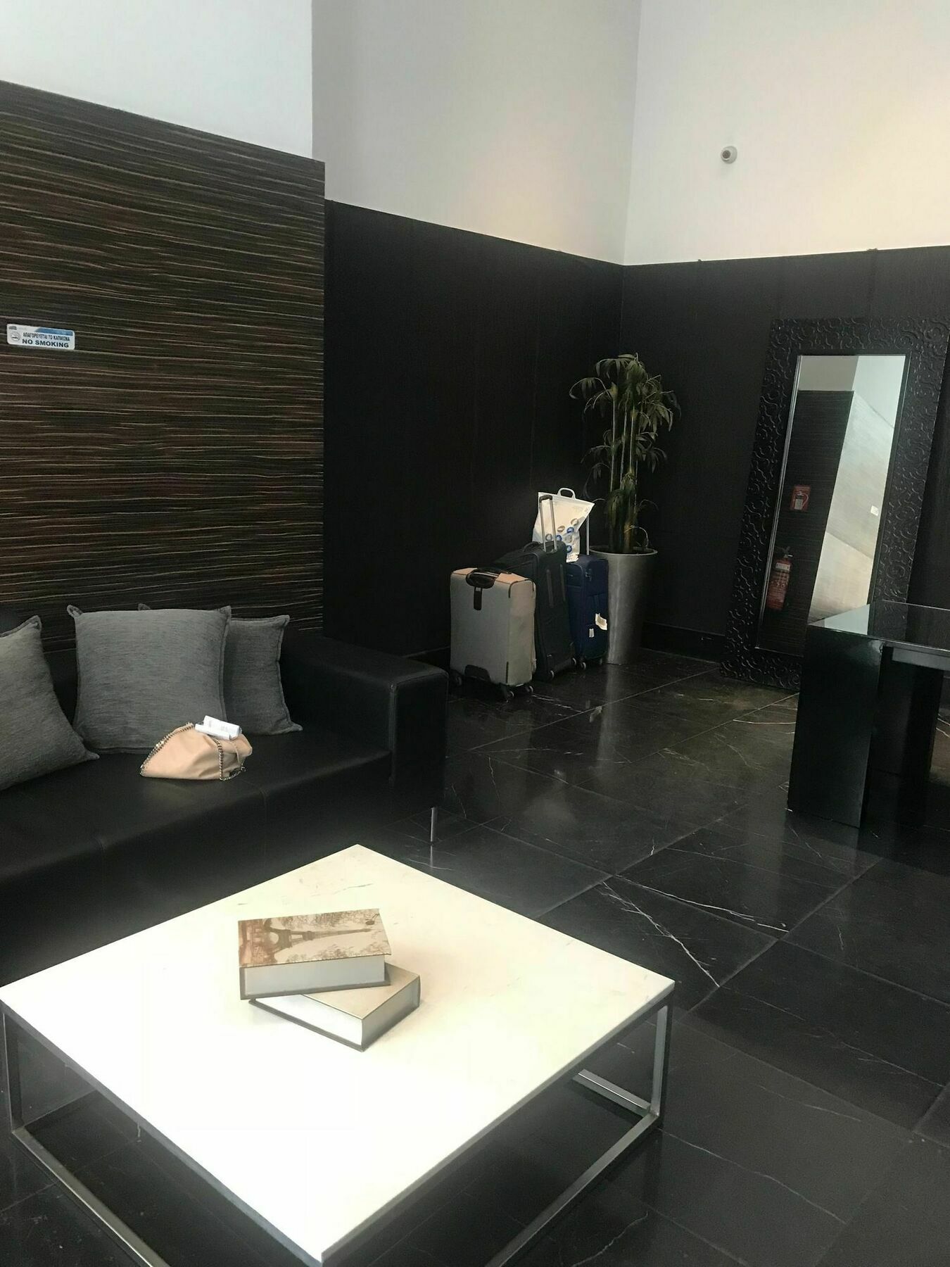 Finikoudes Luxury Apartments Larnaca Bagian luar foto