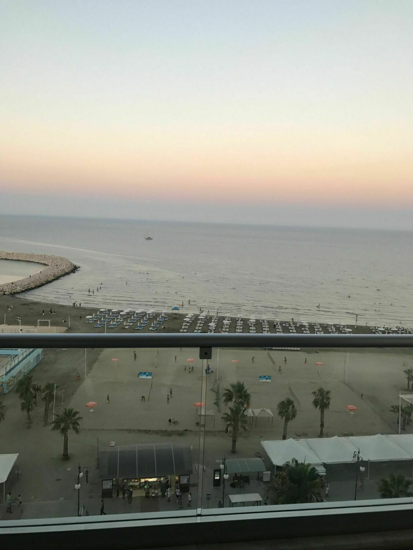 Finikoudes Luxury Apartments Larnaca Bagian luar foto