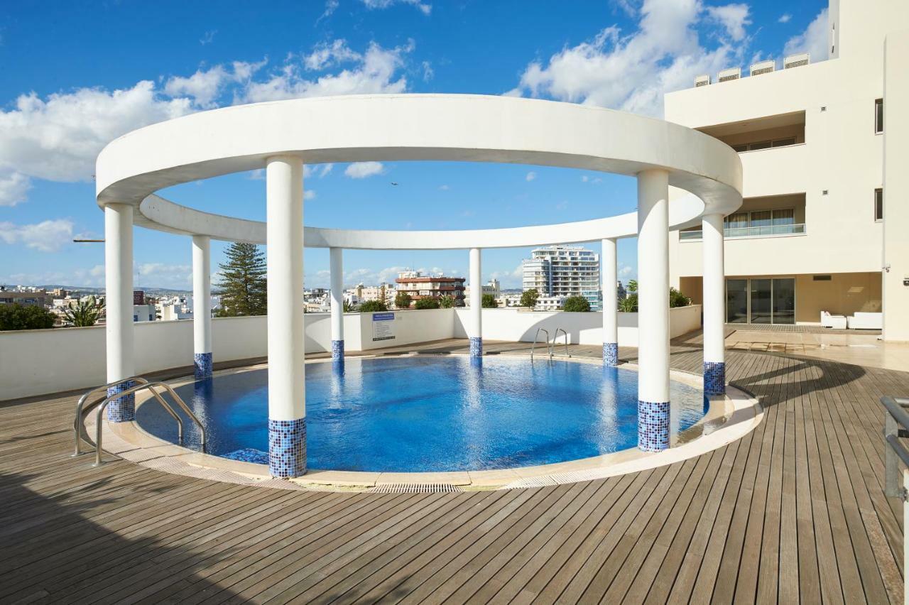 Finikoudes Luxury Apartments Larnaca Bagian luar foto