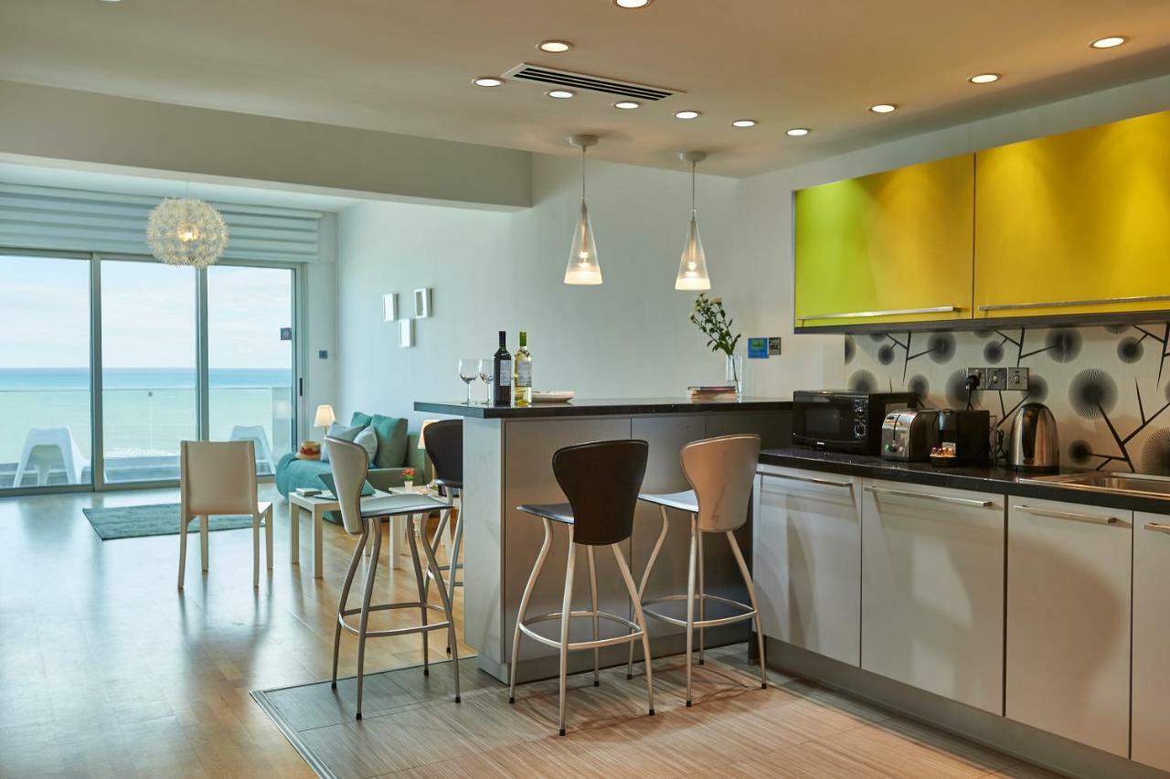 Finikoudes Luxury Apartments Larnaca Bagian luar foto