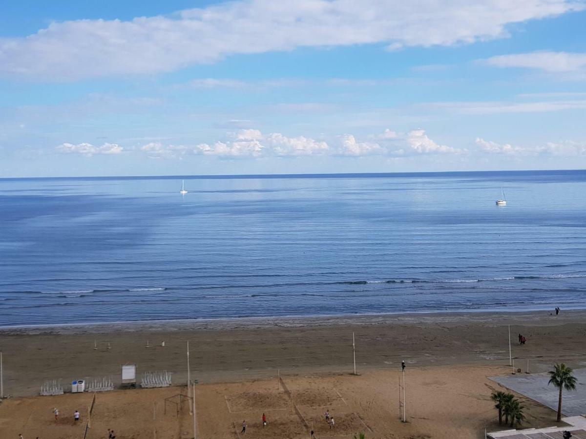 Finikoudes Luxury Apartments Larnaca Bagian luar foto
