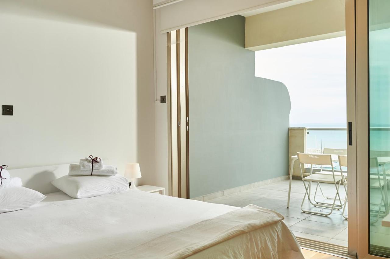 Finikoudes Luxury Apartments Larnaca Bagian luar foto